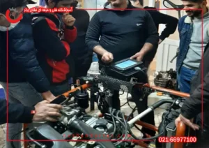 هنرجویان در حال آموزش تنظیم خودرو یا تون آپ
