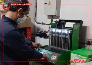 2 تصویر چسیبیده به هم در مورد انژکتور شور و دستگاه دیاگ در آموزش تنظیم موتور