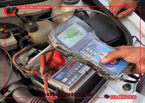هنرجو های دوره اموزش برق خودرو در حال اموزش کار با دستگاه تست باطری بصورت کاملا عملی و کاربردی در اموزشگاه برق خودرو نشان برتر