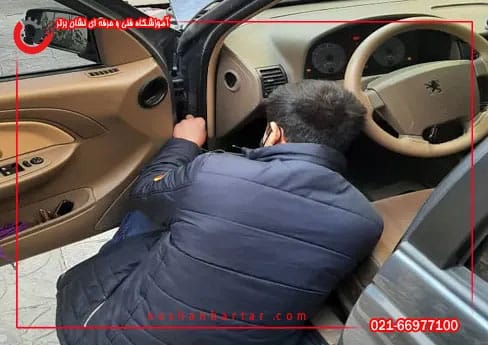 هنرجوی دوره تعمیرات برق خودرو اموزشگاه فنی و حرفه ای نشان برتر در حال تست فیوز های خودرو در کارگاه اموزشی برق خودرو