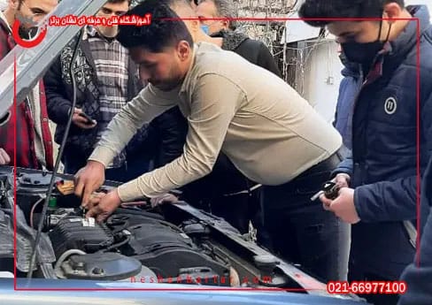 هنرجو های دوره اموزش برق خودرو در حال اموزش بر روی خودرو زنده در کارگاه مجهز اموزشگاه فنی و حرفه ای برق خودرو