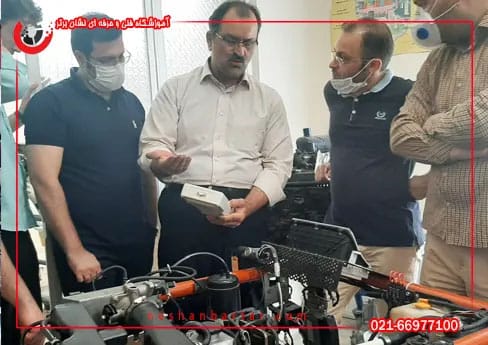 هنرجوهای دوره اموزش تعمیرات برق خودرو نشان برتر در حال اموزش کار با دستکاه دیاخودرو و انژکتور توسط استاد اموزشگاه برق خودرو میباشند