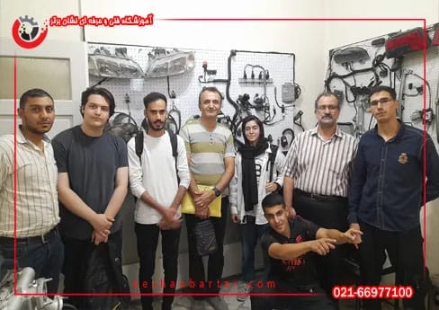 عکس دسته جمعی هنر جوهای اقا و هنرجوی خانم دوره اموزش برق خودرو نشان برتر در پایان دوره اموزش برق خودرو در اموزشگاه برق خودرو بانوان