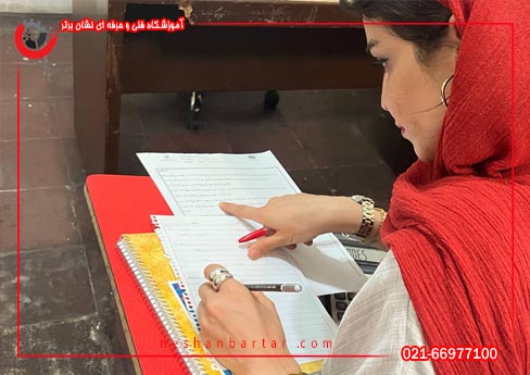 هنرجوی رشته حسابداری در حال ازمون دادن برای اخذ دیپلم حسابداری