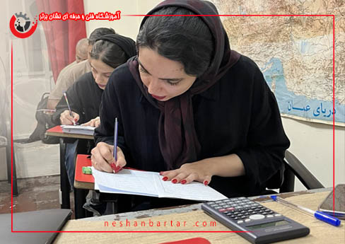 هنرجوی خانم سر جلسه آزمون حسابداری برای اخذ دیپلم حسابداری