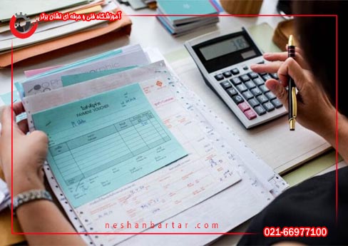 تصویری از ماشین حساب و ورقه هایی از دیپلم حسابداری