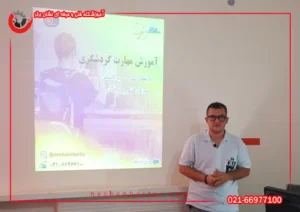 تصوبر از استاد متفاضی احذ دیپلم گردشگری در آموزشگاه گردشگری نشان برتر