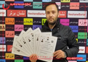 تصویری از فردی که با اخذ گواهینامه های مهارت گردشگری ، دیپلم گردشگری را دریافت نموده اند