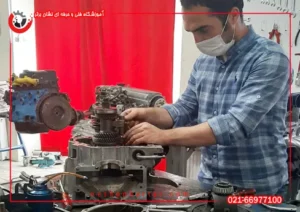فردی در حال کار بر روی گیربکس دستی در دوره آموزش گیربکس دستی