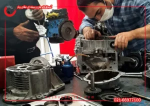 در حال باز کردن گیربکس دستی در دوره آموزش گیربکس دستی
