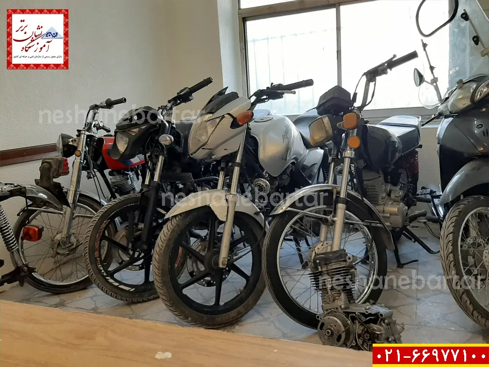تصویری از موتورهای مختلف در آموزشگاه موتورسازی نشان برتر برای کلاس آموزش تعمیر موتور سیکلت
