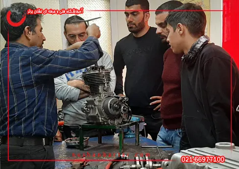 استاد در حال توضیح مبحث تعمیرات موتورسیکلت در دوره آموزش تعمیرات موتور سیکلت