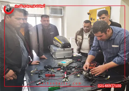 استاد در حال توضیح سیستم برقی و سیمکشی موتور سیکلت در دوره آموزش تعمیر موتورسیکلت در آموزشگاه تعمیر موتورسیکلت نشان برتر