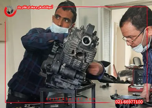 در حال آموزش تعمیر موتور سیکلت در آموزشگاه تعمیر موتور سیکلت