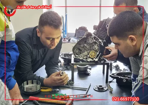 هنرجویان دوره آموزش موتورسازی در کارگاه موتورسازی در حال آموزش تعمیرات گیربکس موتور می باشند