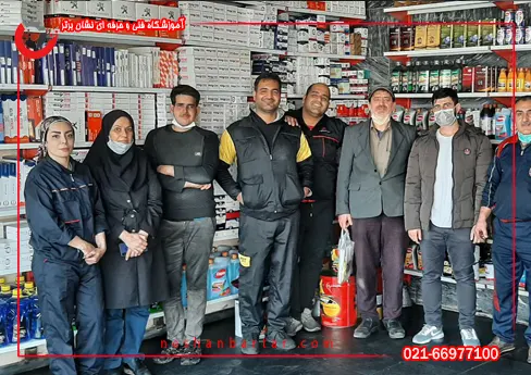 عکس دسته جمعی هنر جو های اقا در کنار بانوان هنر جوی دوره اموزش تعویض روغنی در پایان دوره در اموزشگاه فنی و حرفه ای تعویض رو غنی نشان برتر اموزش سرویس و نگهداری خودرو