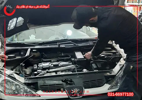 هنر جوی دوره اموزش تعویض روغنی در حال تعویض فیلتر هوا خودروی پژو در کارگاه اموزشگاه فنی و حرفه ای تعویض روغنی نشان برتر