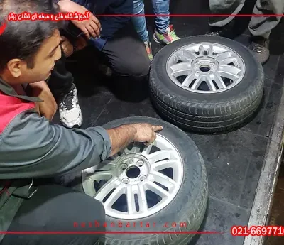 هنرجویان اموزشگاه تعویض روغنی در حال اموزش شناخت انواع لاستیک خودرو ایرانی و خارجی اشنای با سایزو تاریخ لاستیک خودرو در گارگاه اموزشگاه آپاراتی و بالانس و سرویس و نگهداری خودرو میباشند