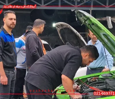 هنرجویان دوره اموزش تعویض روغنی در حال اموزش دوره تعویض روغنی در کارگاه تعویض روغنی اموزشگاه سرویس و نگهداری نشان برتر