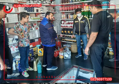 هنر جویان اموزشگاه تعویض روغنی در حال اموزش شناخت انواع روغن خودر در گارگاه تعویض روغنی بصورت کاملا زنده و عملی میباشند