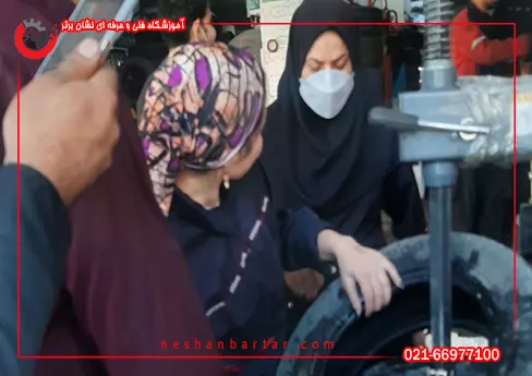 هنرجوهای خانم دوره تعویض روغنی در حال اموزش در کارگاه اموزشگاه تعویض روغنی و سرویس و نگهداری خودرو