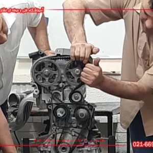 هنرجوهای دوره آموزش مکانیک خودرو در حال آموزش تایم خودروی L90 با نظارت استاد آموزشگاه مکانیک خودرو نشان برتر