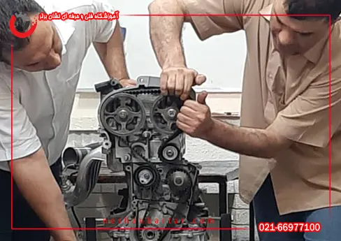 هنرجوهای دوره آموزش مکانیک خودرو در حال آموزش تایم خودروی L90 با نظارت استاد آموزشگاه مکانیک خودرو نشان برتر