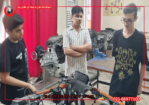 هنرجویان دوره آموزش مکانیک خودرو در حال آموزش در آموزشگاه مکانیکی
