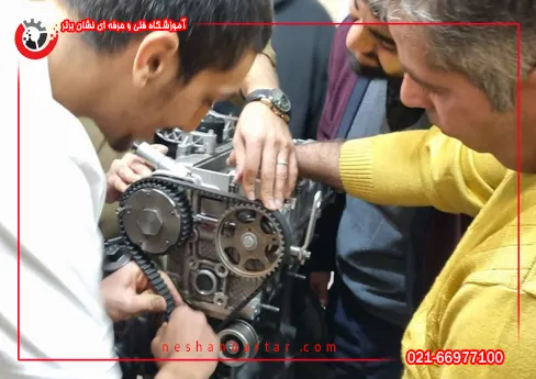 توضیح استاد در مورد موتور خودرو در کلاس آموزش مکانیکی خودرو و آموزش دیدن هنرحویان 2