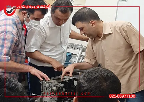 کلاس درس آموزش مکانیک خودرو و توضیح مباحث مکانیکی به هنرجویان