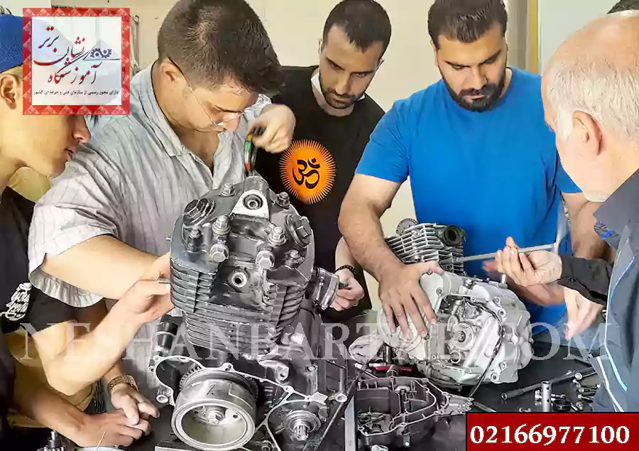 هنرجویان دوره آموزش تعمیر موتور سیکلت در حال اموزش دیدن