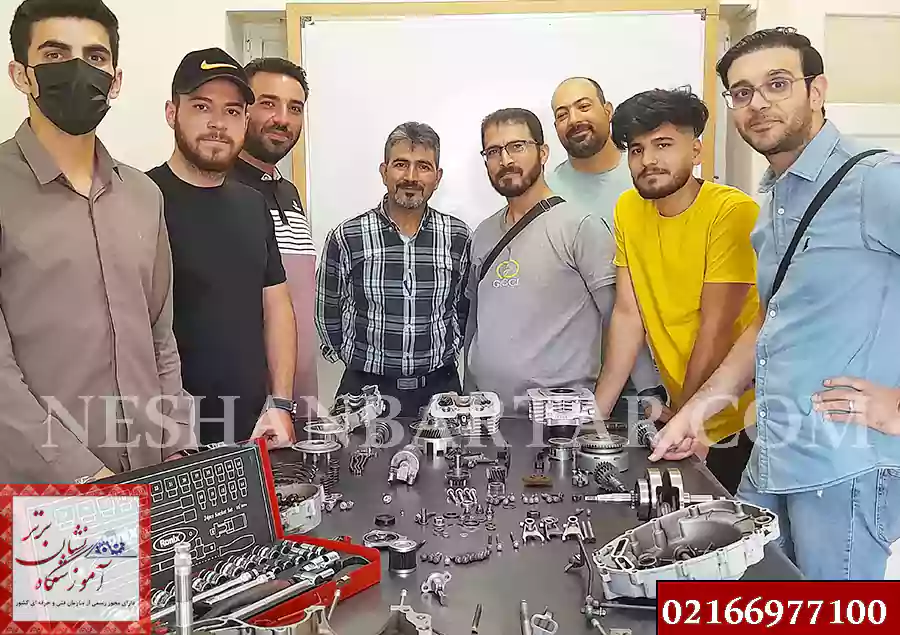 عکس دسته جمعی 8 نفره در دوره آموزش تعمیر موتورسیکلت در آموزشگاه موتورسازی نشان برتر