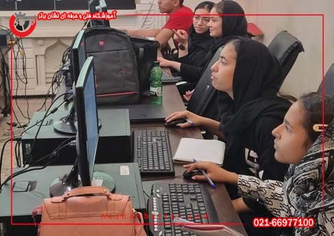 تصویری از دوره آموزش ICDL در آموزشگاه کامپیوتر نشان برتر هنرجویان در حال کار با کامپیوتر