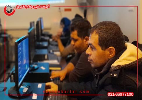هنرجویان دوره ICDL در حال کار با کامپیوتر در دوره آموزش ICDL آموزشگاه کامپیوتر نشان برتر