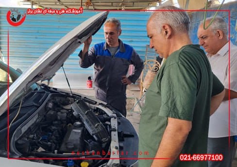 2 نفر در دوره آموزش تعمیر خودروی گازسوز