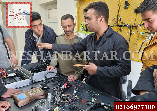 استاد در حال توضیح دادن در آموزش انژکتور موتورسیکلت