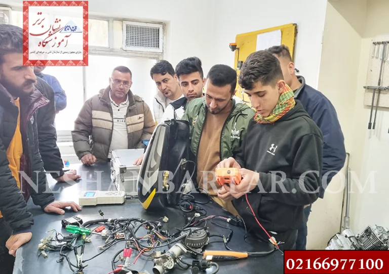 مهارت جویان در حال دیدن آموزش در دوره آموزش انژکتور موتور سیکلت نشان برتر3