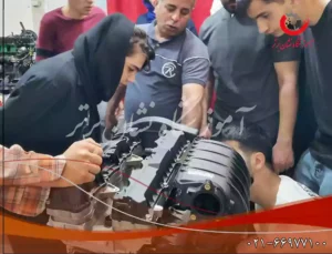 خانمی در حال انجام کار بر روی موتور در دوره آموزش مکانیک خودرو ویژه بانوان 7