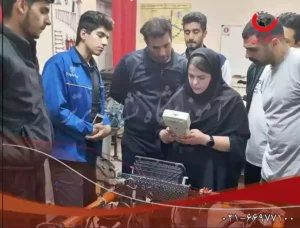 خانمی در حال انجام کار بر روی موتور در دوره آموزش مکانیک خودرو ویژه بانوان 7