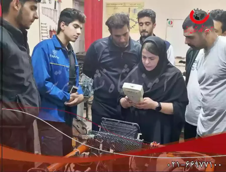 خانمی در حال انجام کار بر روی موتور در دوره آموزش مکانیک خودرو ویژه بانوان 7