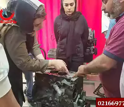 خانمی در حال انجام کار بر روی موتور در دوره آموزش مکانیک خودرو ویژه بانوان 2