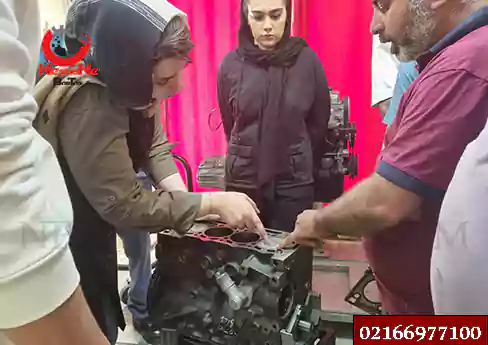 خانمی در حال انجام کار بر روی موتور در دوره آموزش مکانیک خودرو ویژه بانوان 2