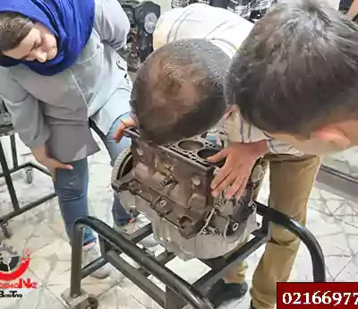 خانمی در حال انجام کار بر روی موتور در دوره آموزش مکانیک خودرو ویژه بانوان 3