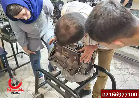 خانمی در حال انجام کار بر روی موتور در دوره آموزش مکانیک خودرو ویژه بانوان 3