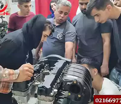 خانمی در حال انجام کار بر روی موتور در دوره آموزش مکانیک خودرو ویژه بانوان 4