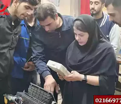 خانمی در حال انجام کار بر روی موتور در دوره آموزش مکانیک خودرو ویژه بانوان 5