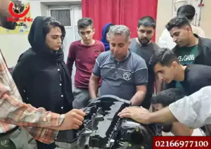خانمی در حال انجام کار بر روی موتور در دوره آموزش مکانیک خودرو ویژه بانوان 6