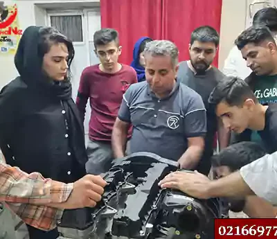 خانمی در حال انجام کار بر روی موتور در دوره آموزش مکانیک خودرو ویژه بانوان 6