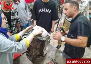 خانمی در حال انجام کار بر روی موتور در دوره آموزش مکانیک خودرو ویژه بانوان 7