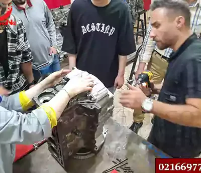 خانمی در حال انجام کار بر روی موتور در دوره آموزش مکانیک خودرو ویژه بانوان 7